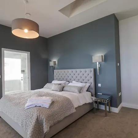 The Penthouse 公寓 *